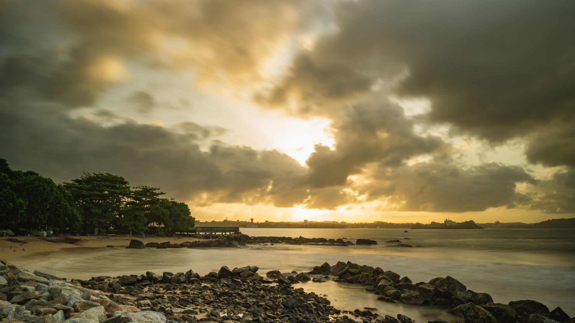 Golden sunset over the beach and Indian Ocean in Galle, Sri Lanka